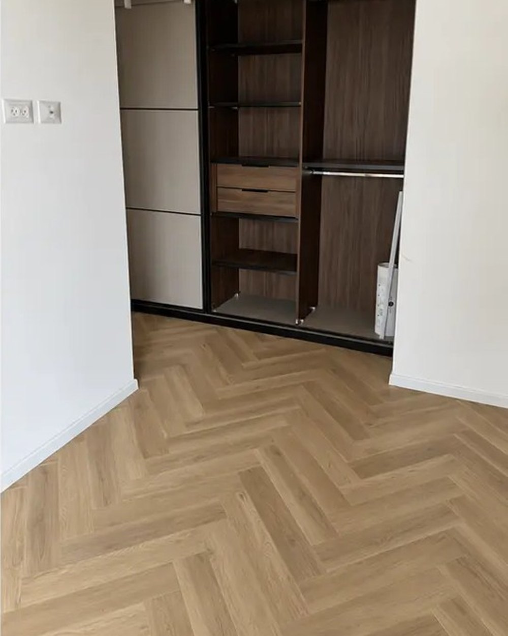 דירה לאחר שיפוץ — אחרי ניקיון מקצועי של המנקים