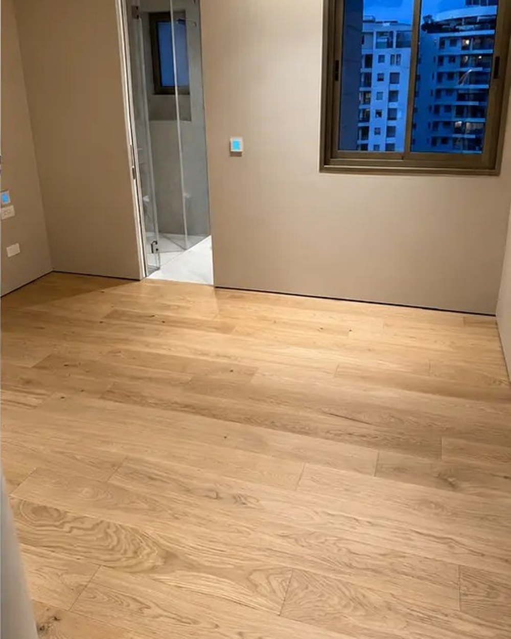 חדר שינה לאחר שיפוץ — אחרי ניקיון מקצועי של המנקים