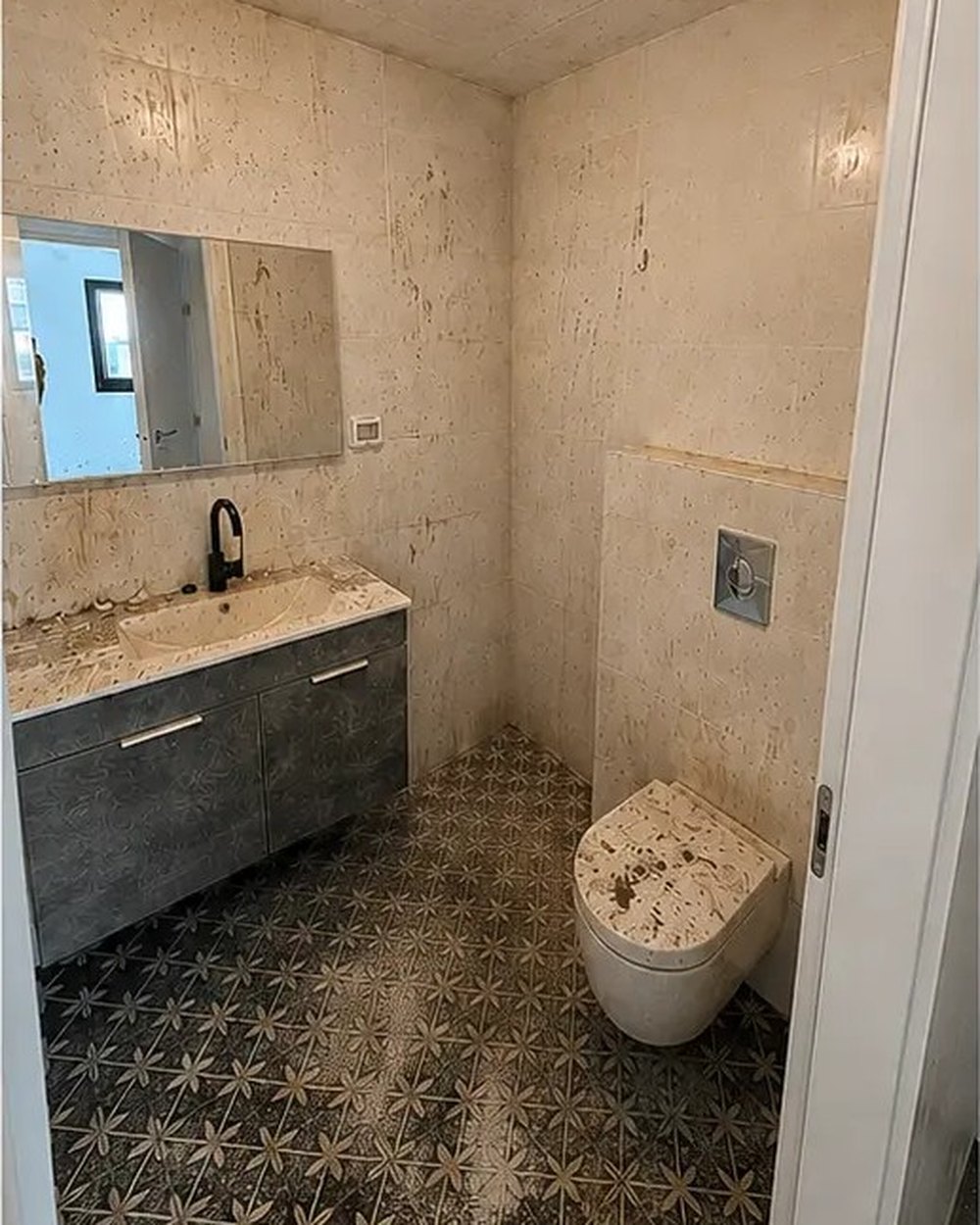 חדר לאחר שיפוץ — לפני ניקיון לאחר שיפוץ