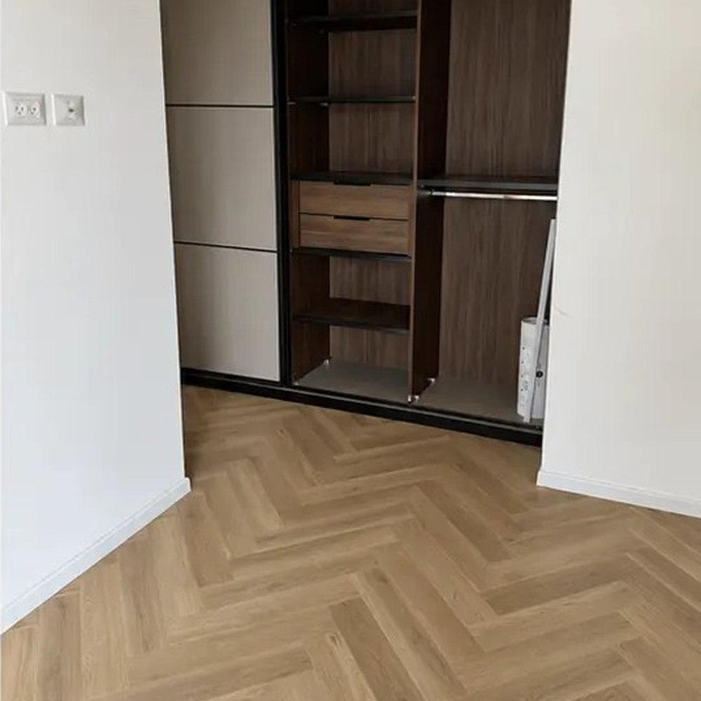 חדר עם ארונות לאחר ניקיון מקצועי
